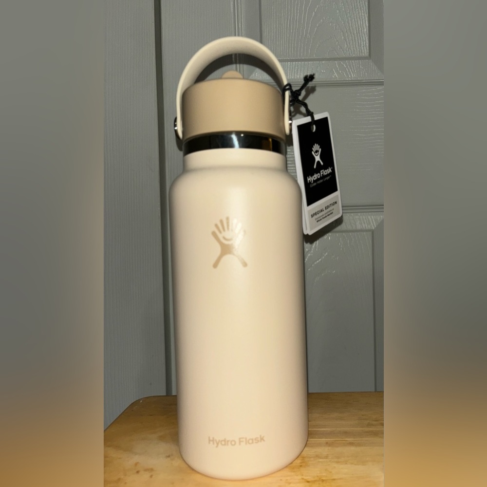 WHOLE FOODS 32 OZ WIDE FLEX STRAW CAP
ALMOND / 32OZ (946mL)